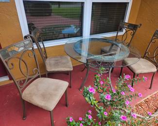 Here's another kitchen table set a few of the sleep pieces need re-attachment. $80