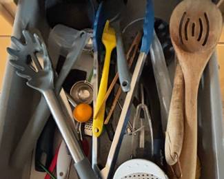 Assorted Kitchenware and Drinkware Lot fifth image
