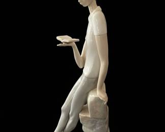 Lladro Porcelain Figurine The Young Reader third image