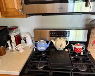 Teapots, coffee pots