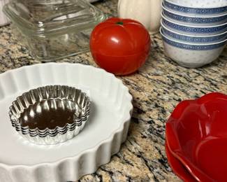 Assorted Kitchenware Lot with Ceramic Pie Dish, Asian Rice Bowls, Glass Baking Dish, and Novelty Tomato Container