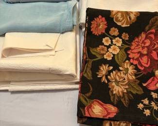 Vintage Floral Print Tablecloth and Linen Napkins Set