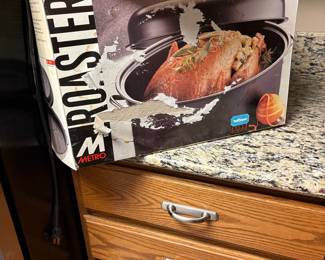 Metro 18 x 12 Inch Non-Stick Oval Roaster with High Dome Lid
