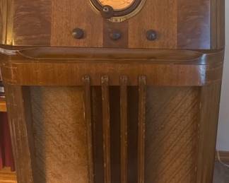 Vintage Philco 384 Radio