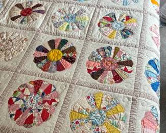 Hand Quilted Dresden Plate Quilt And Quilt Stand