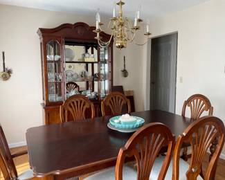 2 leaves, can sit 10-12. Lighted cabinet
