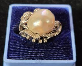 18kt White Gold Ring w/ Cultured Pearl and Diamond Chips