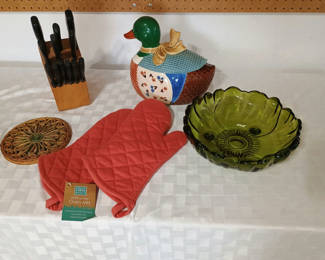 Lot 77: Tristar 12 Knife collection & Other Kitchen items
