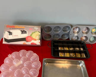 Lot 11: Chef's Choice sharpener and assorted bakeware