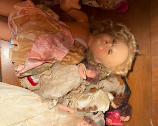 Lot 63: Assorted vintage dolls