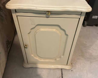 Lot 39: 2 Cream Vintage Nightstands with Drawer and Door