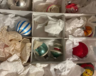 Lot 44: Assorted Christmas ornaments