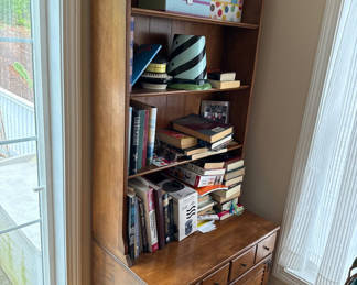 Lot 26: Ethan Allen Wooden bookshelf