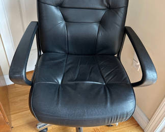 Lot 29: Black leather swivel office chair