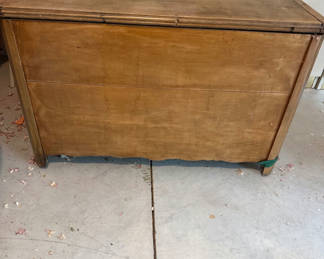 Lot 36: Wooden storage chest