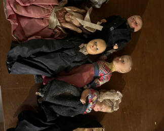Lot 61: Assorted vintage dolls with cloth bodies