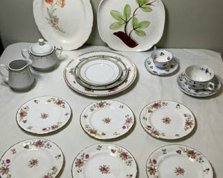 Lot 5: Floral porcelain dinnerware and teaware set