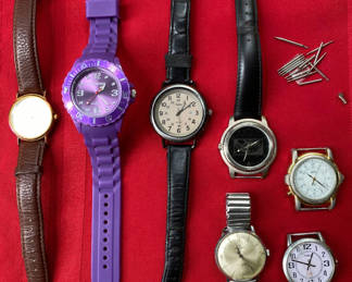 Lot 34: Collection of vintage wristwatches with parts