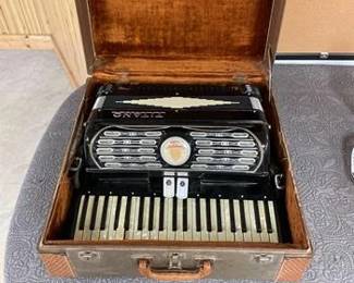 Titano Accordion Organette Tuned Chamber. Bandoneon-Clarinet
