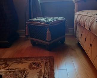 GREEN VELVET OTTOMAN