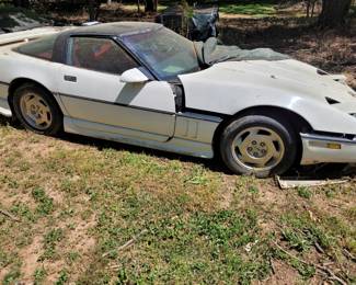 1988 4TH GEN WHITE CHEVROLET GREENWOOD EDITION CORVETTE SIDE SKIRTS, REAR WING SPOILER, FRONT SPOILER, ENGINE IS BLOWN, TITLE ON HAND,