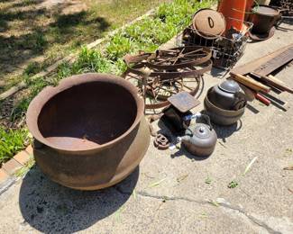 ANTIQUE CAST IRON BEAN POT CAULDRON, KETTLE, SKILLETS, DELI SCALE