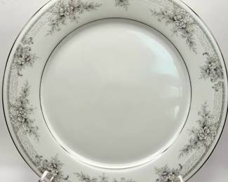 (8) Noritake Sweet Leilani dinner plates