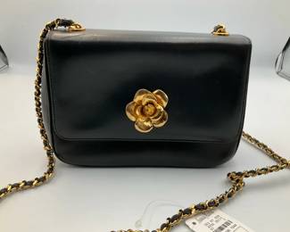 Authenticated Chanel Vintage Camellia flap shoulder bag,. in black leather w goldtone 3D camellia