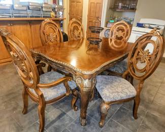 Dining table with leaf and 6 chairs