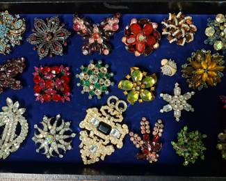 COLLECTION OF ANTIQUE BROOCHES