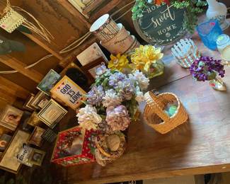 Wall decor & floral arrangement 