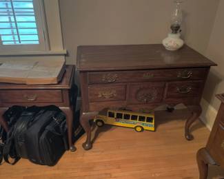 Henkle Harris Queen Ann Philadelphia lowboy