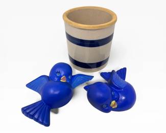 117 VintageBluePlasterBirdsRRPCoStonewareCrock