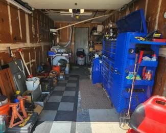 GARAGE WITH TOOLS