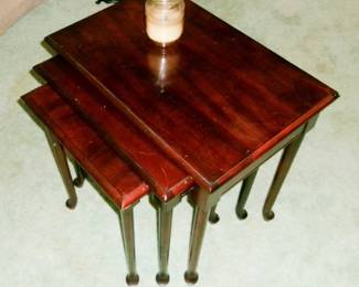 NESTING TABLE SET