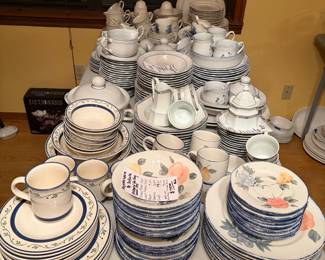 Sets of stoneware