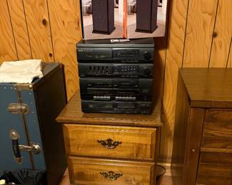 Misc nightstand / Sanyo stereo
