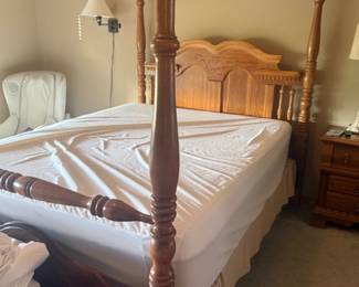SOLID WOOD QUEEN SIZE 4 POSTER BED INCLUDES HEADBOARD/FOOTBOARD & SIDE RAILS