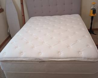 QUEEN SIZE SEALY SANDY HOOK SERIES MATTRESS SET
