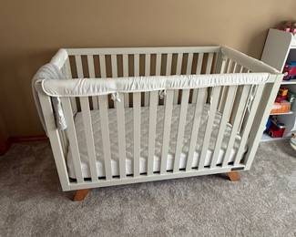 CHILD CRAFT CONVERTIBLE CRIB