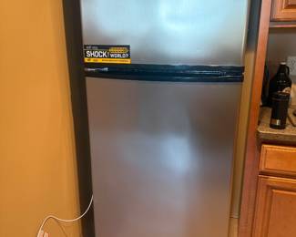 WHIRLPOOL 17.6 CU FT REFRIGERATOR WITH ICE