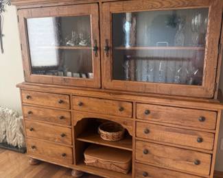 BROYHILL  ATTIC HEIRLOOM BUFFET W/HUTCH. DISTRESSED OAK W/GLASS DOORS , GLASS SHELVES AND LIGHTING
