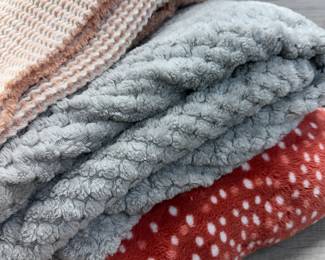BLANKETS THROWS TOWELS