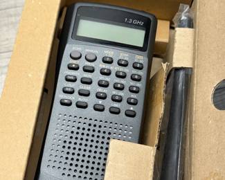 VINTAGE RADIO SHACK PORTABLE SCANNER