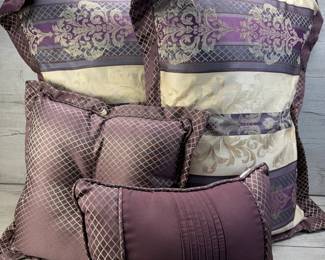 DECORATIVE TOSS BED PILLOWS 