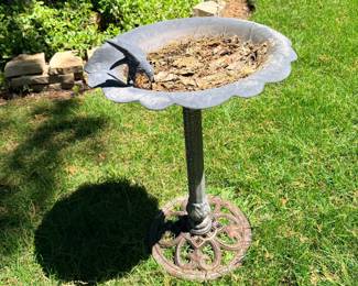 Decorative bird bath garden pedestal