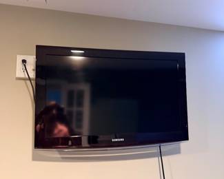 Samsung flat screen TV with wall mount setup