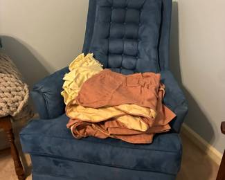 Tufted accent chair