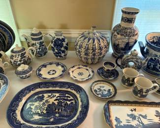 Large selection of chinoiserie