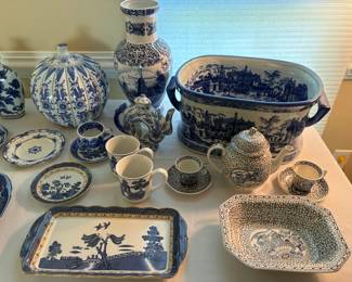 Booths Real Old Willow tray along with various pieces of chinoiserie